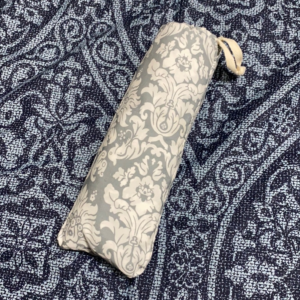 Nursing cover with wire frame and tie